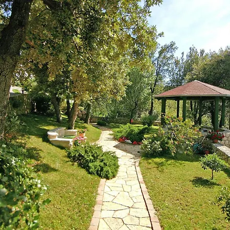 Apartament Front In *