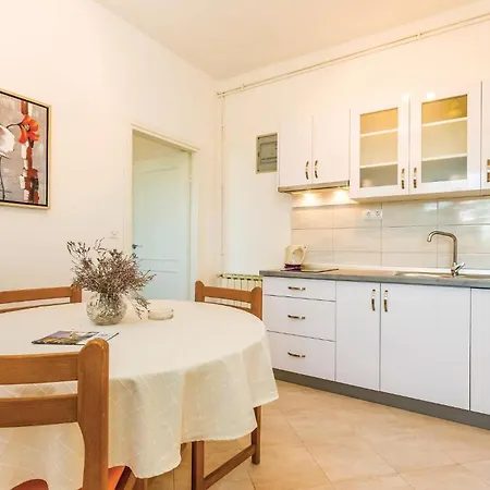 Apartament Front In *