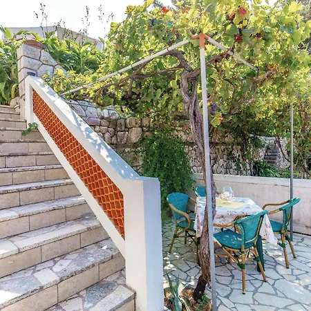 Apartment 1 Bedroom Awesome In Supetarska Draga